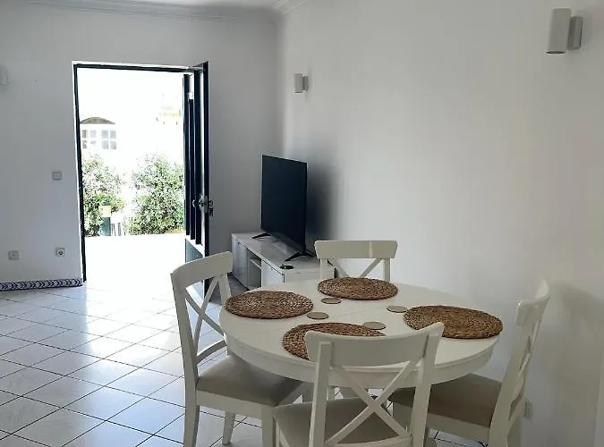Relaxing 2 Bedroom House 5 Minutes Away From Vilamoura Marina Nyaraló