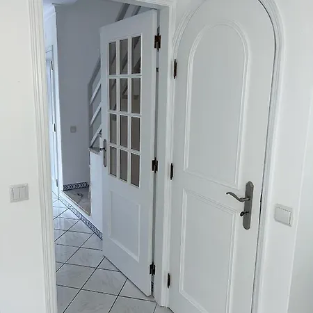 Relaxing 2 Bedroom House 5 Minutes Away From Vilamoura Marina * Quarteira